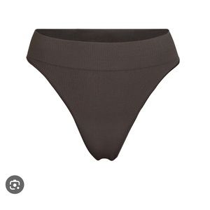 SKIMS STRETCH RIB THONG (NWT)